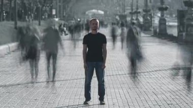 Adam kalabalık caddenin ortasında duruyor. zaman aşımı