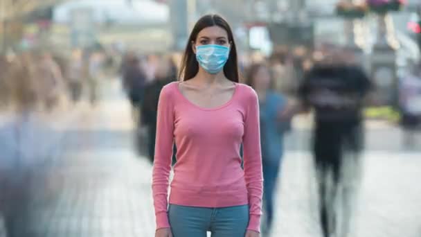 Tıbbi Maskeli Kadın Kalabalık Caddede Duruyor Zaman Aşımı — Stok video