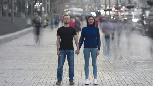 Das Junge Paar Hält Händchen Gegen Das Gedränge Zeitraffer — Stockvideo