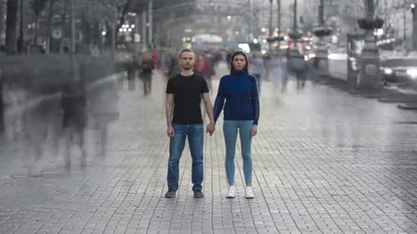 Homme Femme Tiennent Main Tiennent Debout Dans Flot Foule Délai — Video