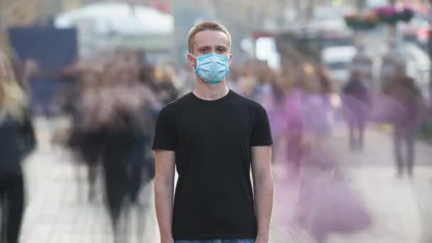 Young Man Medical Face Mask Stands Crowdy Flow Time Lapse — Stock Video