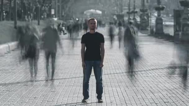 Der Mann Steht Mitten Auf Einer Belebten Straße Zeitraffer — Stockvideo