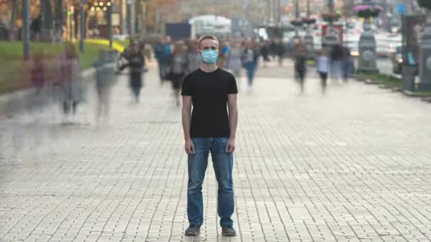 Yüz Maskeli Genç Adam Kalabalık Caddede Duruyor Zaman Aşımı — Stok video