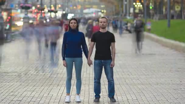 Pareja Toma Mano Contra Fondo Urbano Lleno Gente Lapso Tiempo — Vídeos de Stock