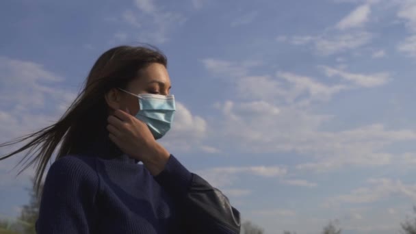 Hermosa Mujer Quita Máscara Médica Aire Libre Cámara Lenta — Vídeos de Stock