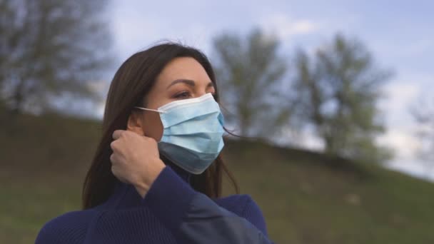 Mulher Atraente Tirando Máscara Médica Livre Câmara Lenta — Vídeo de Stock