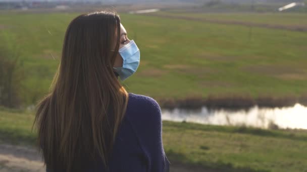 Hermosa Chica Sienta Colina Verde Quita Máscara Médica — Vídeo de stock