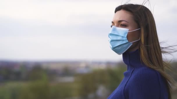 Menina Atraente Máscara Médica Fora — Vídeo de Stock