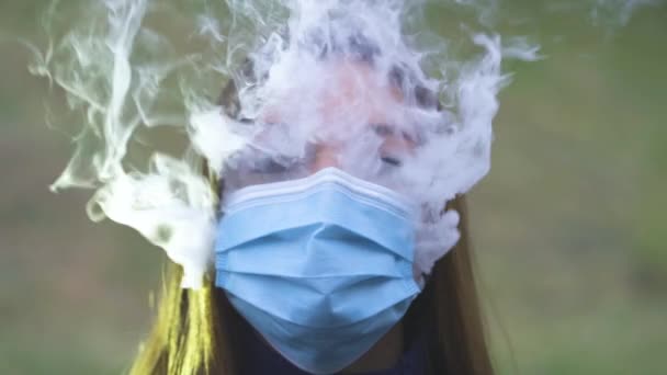 Mujer Hermosa Máscara Médica Respira Con Humo Blanco Cámara Lenta — Vídeos de Stock