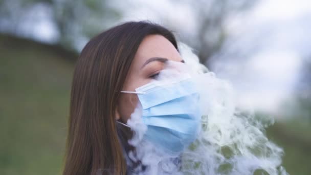 Das Attraktive Mädchen Medizinischer Maske Atmet Mit Weißem Dampf Zeitlupe — Stockvideo
