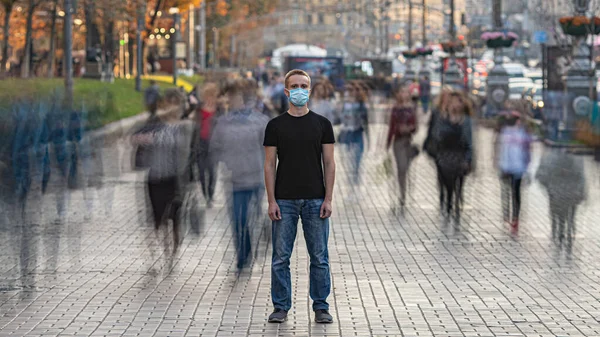 Homem Com Máscara Facial Médica Fica Rua Urbana Lotada — Fotografia de Stock