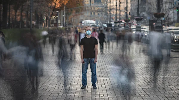 Pemuda Bertopeng Wajah Medis Berdiri Jalan Yang Ramai — Stok Foto
