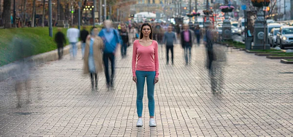 Das Junge Mädchen Steht Auf Der Überfüllten Straße — Stockfoto