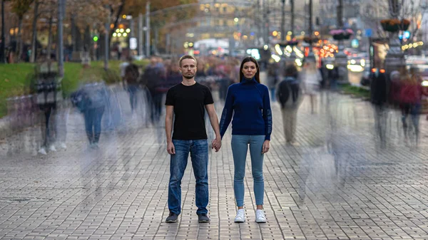 Pria Dan Wanita Berdiri Jalan Yang Penuh Sesak Dan Berpegangan — Stok Foto