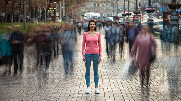 Das Junge Mädchen Steht Auf Der Überfüllten Straße Stockbild