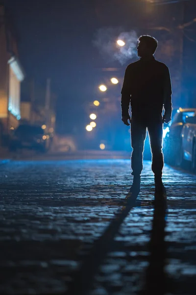 ชายคนน นอย บนถนนสายฝน กลางค นตอนเย เลนส เทเลโฟโต — ภาพถ่ายสต็อก
