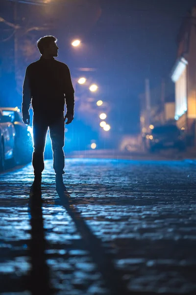 ชายคนน นอย บนถนนสายฝน กลางค นตอนเย เลนส เทเลโฟโต — ภาพถ่ายสต็อก