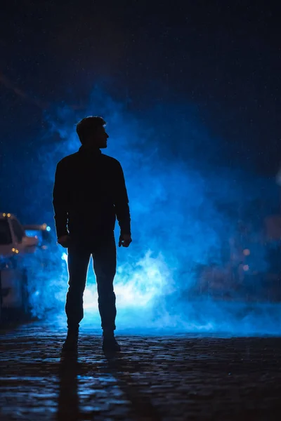 Smoky caddesinde duran adam. Akşam vakti.