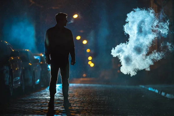 Άνθρωπος Καπνίζει Στο Σύννεφο Του Καπνού Βραδινή Νύχτα Τηλεπληροφορική Λήψη — Φωτογραφία Αρχείου