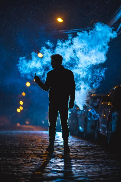 Quell Uomo Sta Vicino Alla Nuvola Fumo Sera Notte — Foto Stock