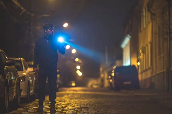 Mies Taskulampun Kanssa Seisoo Kadulla Ilta Aika — kuvapankkivalokuva