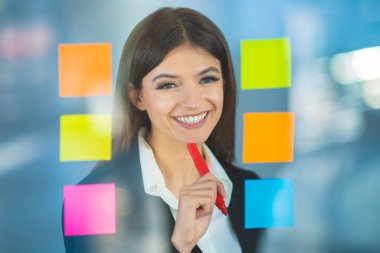 Çıkartmaya not yazan güzel kadın.