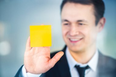 Penceredeki işadamı yapıştırıcısı.