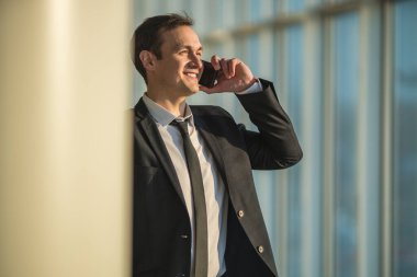 İşadamı telefonu sütunun yanında.
