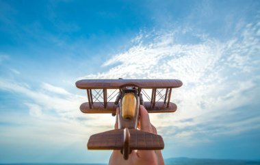 Mavi arka planda ahşap bir uçak fırlatılıyor.