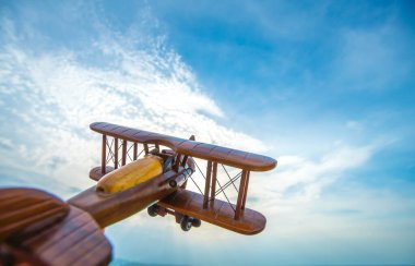 Mavi gökyüzü arka planındaki ahşap uçak