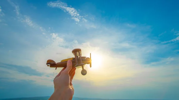Käsi Puinen Lentokone Taustalla Auringonlaskun — kuvapankkivalokuva