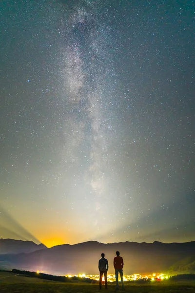 Teman Teman Berdiri Latar Belakang Langit Berbintang Waktu Malam — Stok Foto