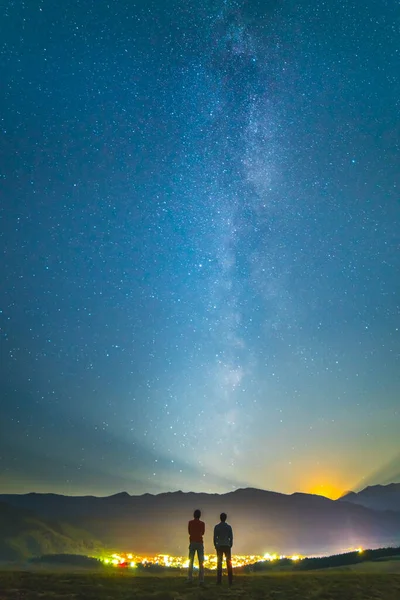 Kedua Teman Berdiri Latar Belakang Langit Berbintang Waktu Malam — Stok Foto
