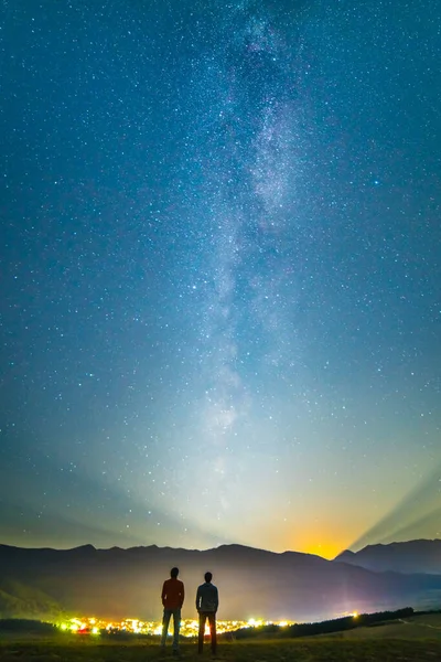 Kedua Teman Berdiri Latar Belakang Langit Berbintang Waktu Malam — Stok Foto