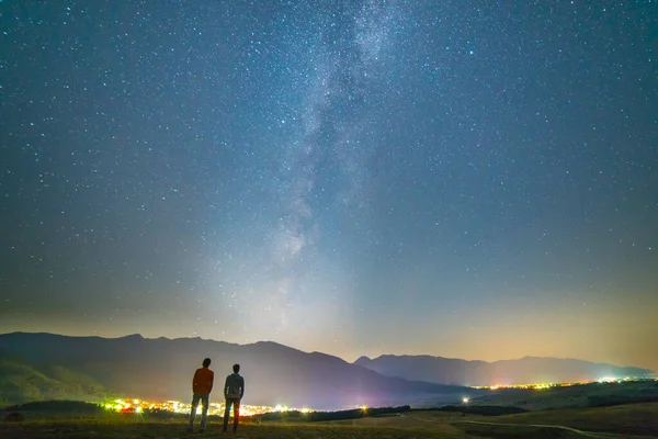 Due Amici Stanno Sullo Sfondo Delle Stelle Notte — Foto Stock