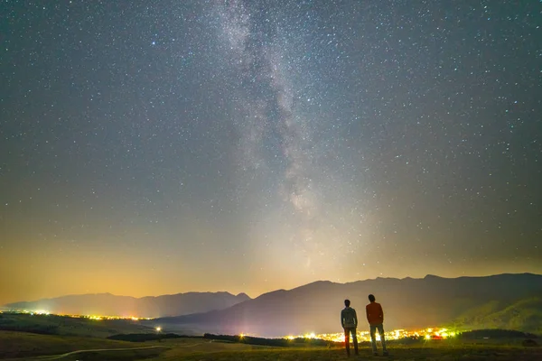 Kedua Teman Berdiri Latar Belakang Bintang Bintang Waktu Malam — Stok Foto