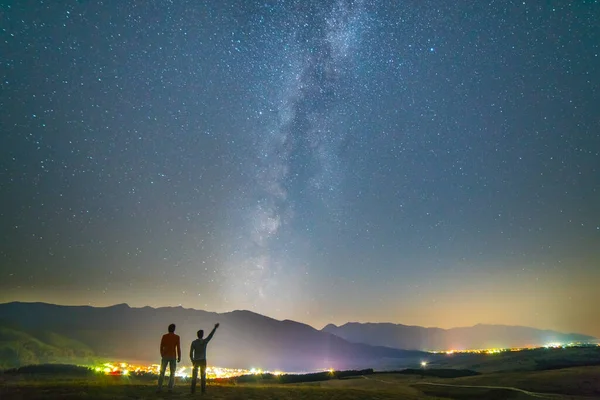 Kedua Teman Berdiri Gerakan Latar Belakang Bintang Bintang Waktu Malam — Stok Foto
