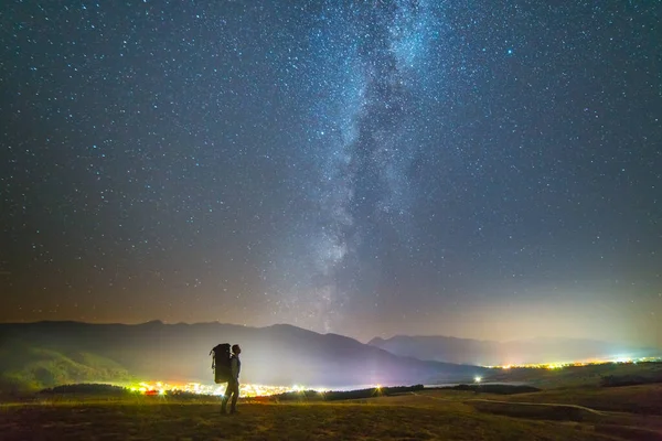 Uomo Con Uno Zaino Sta Sullo Sfondo Della Lattea Notte — Foto Stock