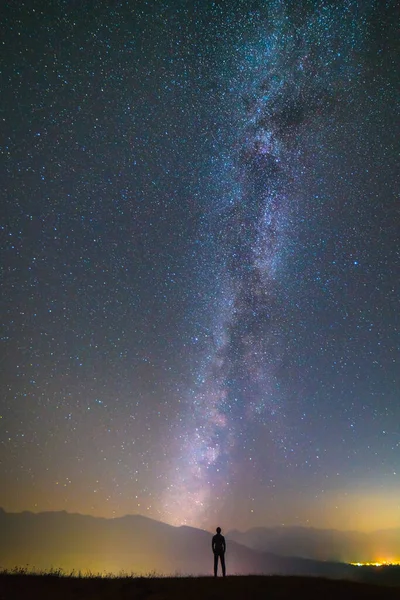 Uomo Trova Sullo Sfondo Della Lattea Notte — Foto Stock