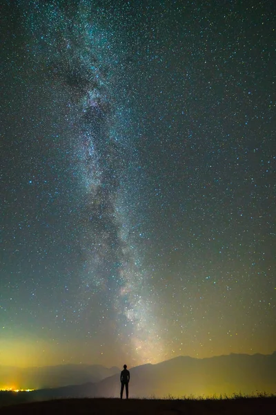 Uomo Trova Sullo Sfondo Della Lattea Notte — Foto Stock