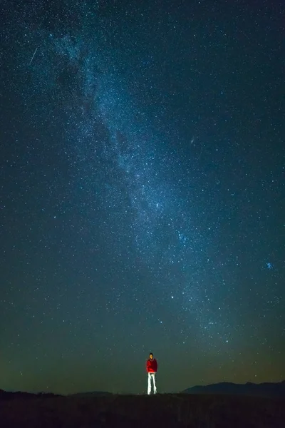 Pria Itu Berdiri Latar Belakang Bintang Bintang Waktu Malam — Stok Foto