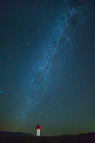 คนท นอย บนพ นหล งของดวงดาว เวลากลางค — ภาพถ่ายสต็อก