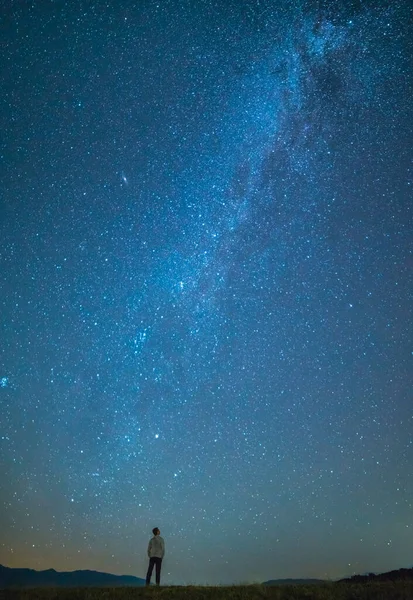 คนท นอย บนพ นหล งของดวงดาว เวลากลางค — ภาพถ่ายสต็อก