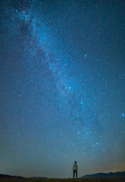 Pria Itu Berdiri Latar Belakang Bintang Bintang Langit Waktu Malam — Stok Foto