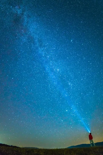 Uomo Con Una Torcia Elettrica Testa Stare Sullo Sfondo Della — Foto Stock