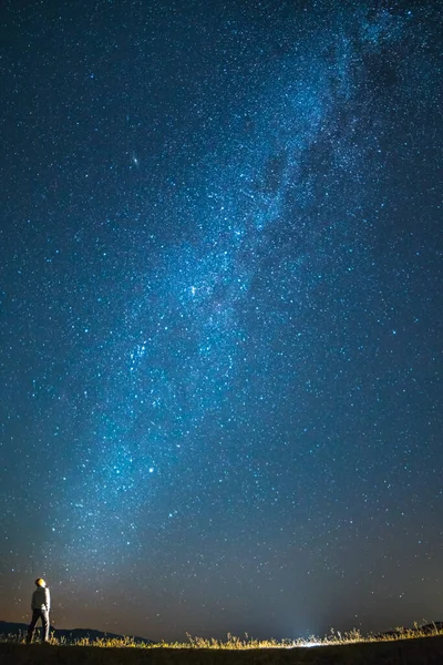 ชายคนน นอย นหล งของดวงดาวในท องฟ เวลากลางค — ภาพถ่ายสต็อก