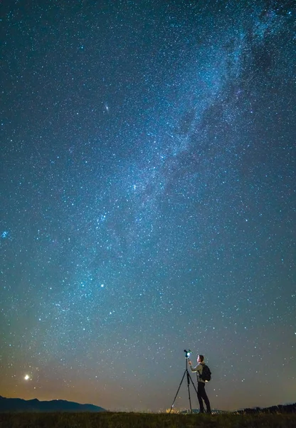 Άνθρωπος Την Κάμερα Στέκεται Στο Έναστρο Φόντο Του Ουρανού Νύχτα — Φωτογραφία Αρχείου