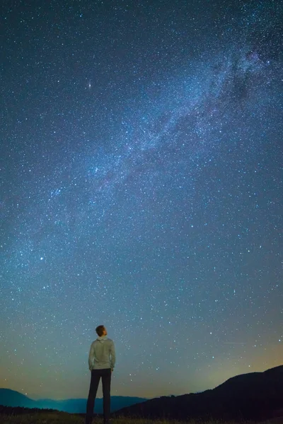 Uomo Alza Guarda Verso Cielo Stellato Notte — Foto Stock