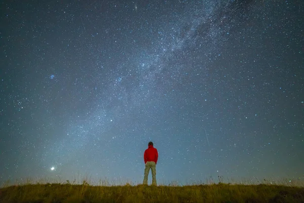 Pria Berdiri Latar Belakang Cara Susu Waktu Malam — Stok Foto