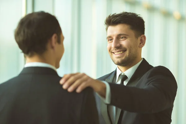 Happy Men Pat Shoulder Office — Stock Photo, Image